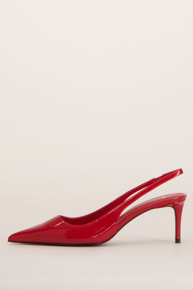 Pompes rouges de MANGO, avec un nez pointu et un design slingback, en cuir verni, vue latérale.