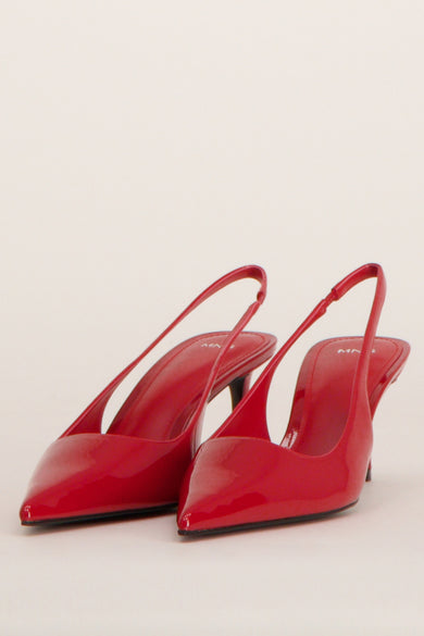 Chaussures à talons rouges de MANGO, avec une finition laquée et des talons élancés, vues de derrière.