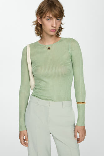 T-shirt vert avec col rond de MANGO, associé à un pantalon léger et un unmband doré.