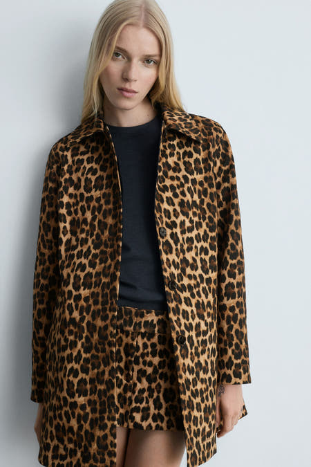 Manteau long brun de MANGO, avec imprimé d'animaux et manches longues, vu de derrière.