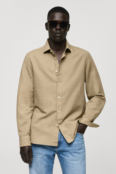 Chemise en lin vert de manesues longues M MANGO, avec une fermeture à boutons et un étiquette dans la col.
