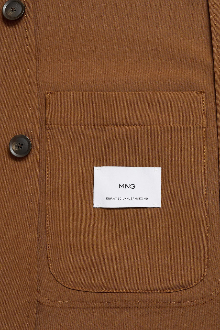 Oranje blazer van MANGO, met een zak op de borst en knopen aan de voorkant.