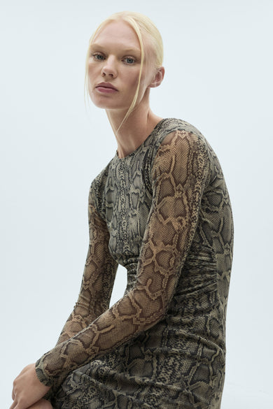 Robe grise à longues manches de MANGO avec un imprimé serpent.