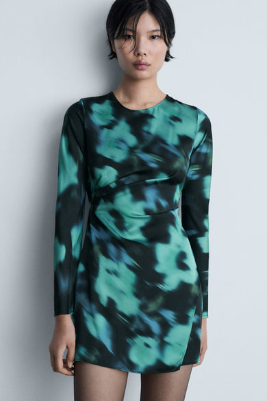 Duvet multicolore à longues manches de MANGO, avec une impression abstraite verte et noire.