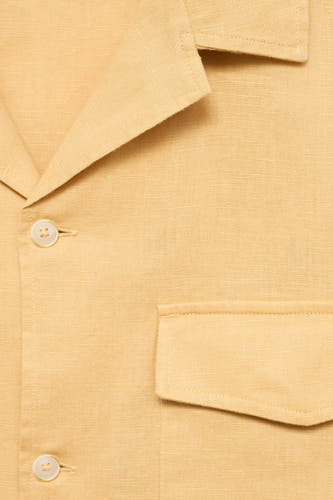 Chemise jaune à manches courtes de MANGO, avec des boutons et une poche poitrine en dans unup..