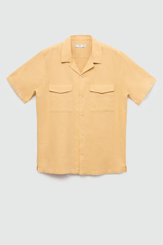 Chemise jaune à manches courtes de MANGO, avec col revers, fermeture à boutons et deux poches brodées.
