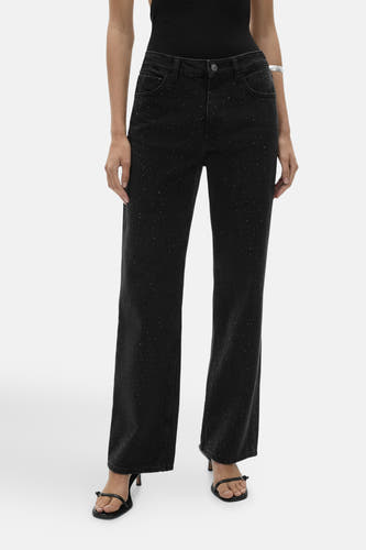 Jean droit gris anthracite de MANGO, avec de subtiles rayures et associé à un blazer noir et des sandales.
