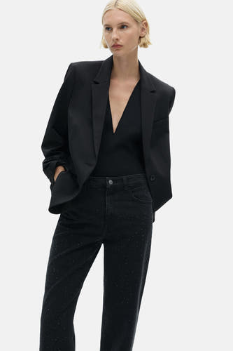 Jean droit gris anthracite de MANGO, avec de subtiles surpiqures et un style classique cinq poches.
