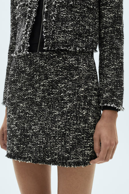 Robe multicolore et courte de MANGO, avec une texture granuleuse et un bord froncé.