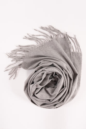 Chapeau d'hiver gris de MANGO avec une douce texture et des franges aux extrémités.