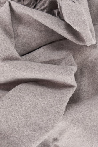 Chapeau d'hiver gris de MANGO, avec une douce texture cotonneuse et des drapés lâches.