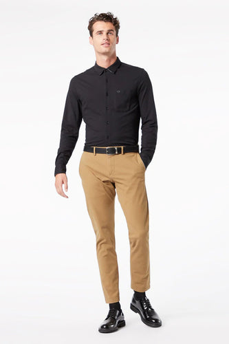 Homme en t-shirt blanc et pantalon marron.