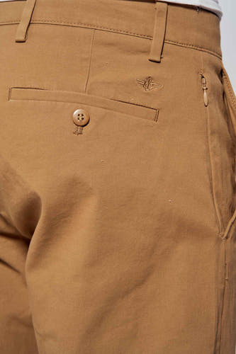 Beige chino de DOCKERS, avec détail de bouton et petit logo sur la jambe.