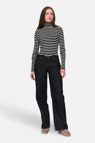 Jean droit noir de 24 colours GMBH, associé à un pull rayé noir et blanc et des chaussures en cuir de Suède.