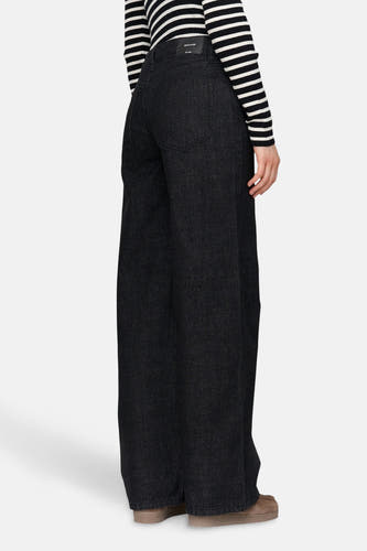 Jean en denim noir droit de 24 couleurs avec un haut rayé.