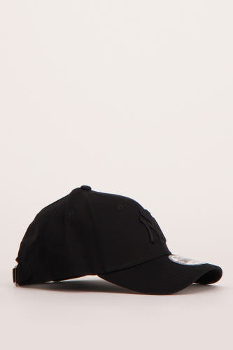 Chapeau noir de New Era, avec un logo 'NY' brodé à l'avant.