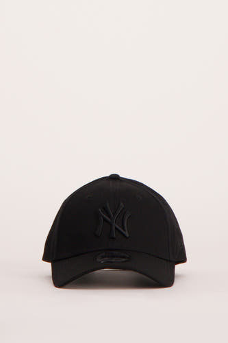 Chapeau noir de NEW ERA, avec un logo brodé sur l'avant et un bord arrondi.