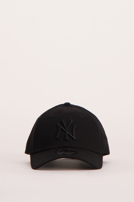 Chapeau noir de NEW ERA, avec un logo brodé sur l'avant et un bord arrondi.