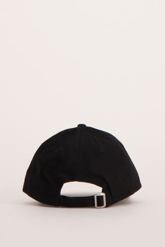 Chapeau noir de NEW ERA, vu par derrière avec une boucle argentée.