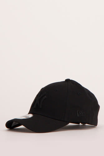 Chapeau noir de New Era avec un logo "NY" brodé sur l'avant.