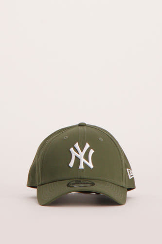 Casquette verte de New Era, avec un logo des New York Yankees blanc sur l'avant.