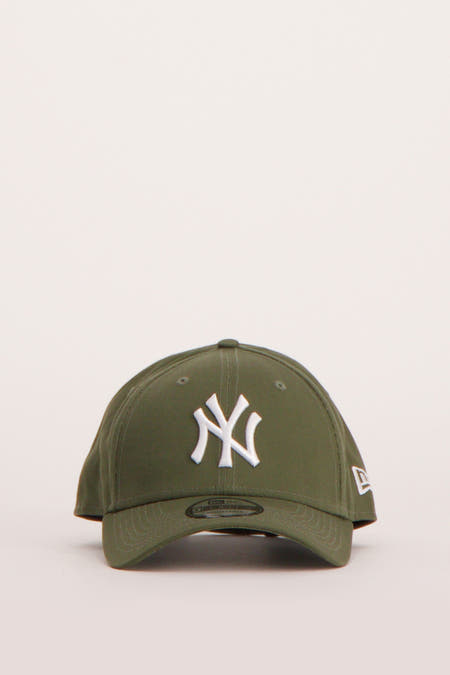Casquette verte de New Era, avec un logo des New York Yankees blanc sur l'avant.