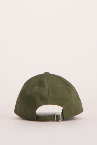 Casquette verte de New Era avec une sangle réglable à l'arrière.