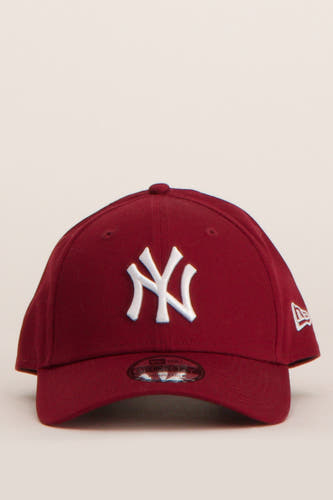 Rode pet van New Era, met witte New York Yankees logo op de voorkant.

