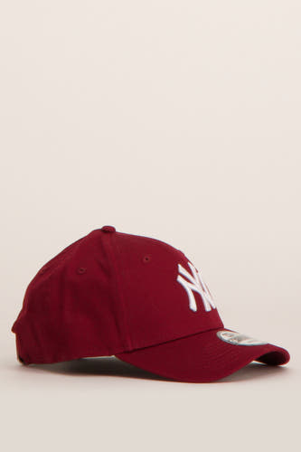 Casquette rouge de NEW ERA, avec une bande réglable à l'arrière.