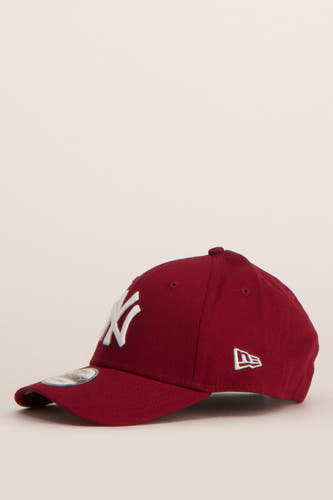 Casquette rouge de NEW ERA, avec un logo New York Yankees blanc sur l'avant.