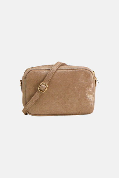 Sac à bandoulière taupe d'Access® avec une texture légèrement brillante et une fermeture éclair dorée.