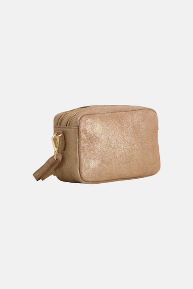Sac à bandoulière taupe métallisé d'Access® avec double fermeture éclair, ferrures dorées et subtil scintillement, vue de côté.