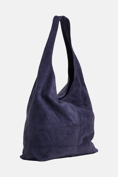 Sac à bandoulière bleu foncé effet daim d'Access® avec un design souple et décontracté et une seule bandoulière.