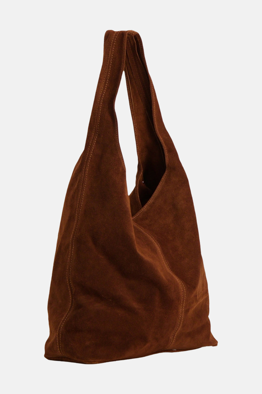 Sac à bandoulière en daim marron d'Access® avec une forme souple, tenu par un mannequin.