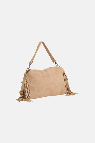 Sac à bandoulière en suède taupe d'Access® avec des franges sur les côtés et une bandoulière texturée.