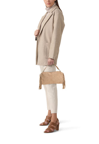 Sac à bandoulière en suède taupe d'Access® avec franges et ferrures dorées, porté par un mannequin.