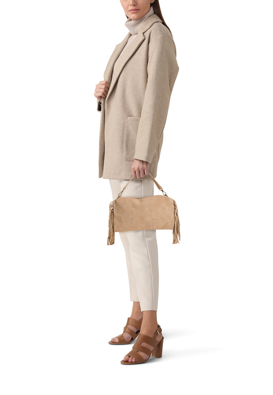 Sac à bandoulière en suède taupe d'Access® avec franges et ferrures dorées, porté par un mannequin.