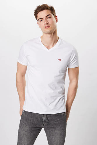 T-shirt blanc de Levi's® sur un homme, associé à un jean gris, vu de l'arrière.