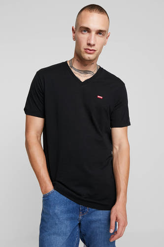 T-shirt noir de Levi's, à manches courtes et avec une vue sur le dos, associé à un jean.