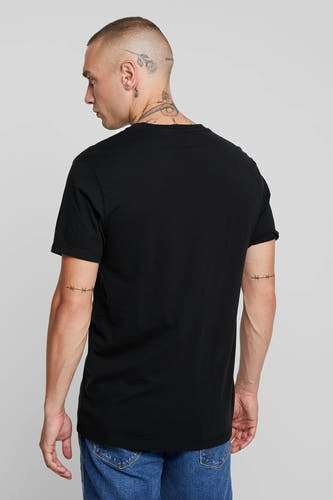 Zwart T-shirt van Levi's, met korte mouwen en rugaanzicht, gecombineerd met een jeansbroek.