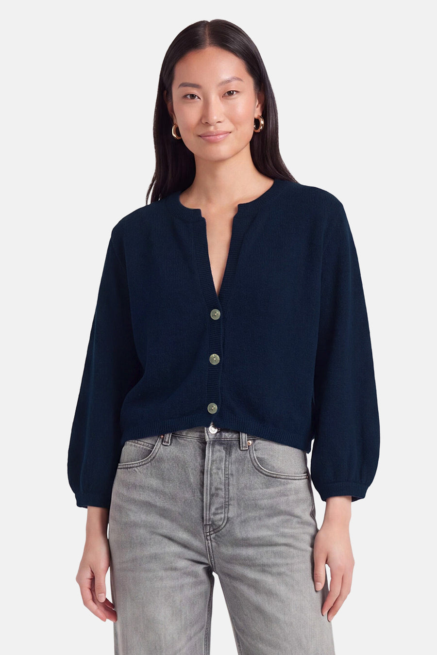 Blauwe gebreide gilet van Terra di Siena met ronde hals, knopen en pofmouwen, gedragen met grijze jeans