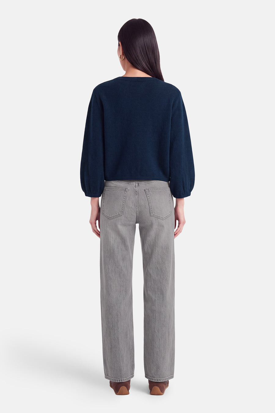 Blauwe gilet van Terra di Siena, achterzijde, met ronde hals en lange mouwen, gedragen met grijze jeans en bruine schoenen