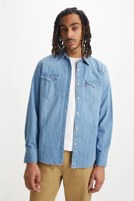 Chemise en denim bleu à manches longues de Levi's, avec des boutons en nacre et des poches poitrine.