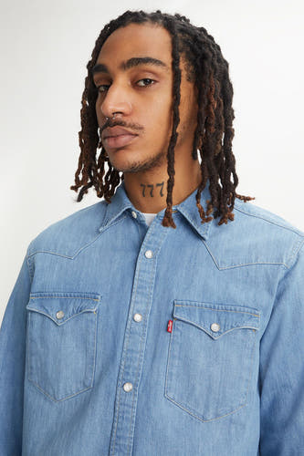 Chemise en denim à manches longues de Levi's, avec poches poitrine et un lavage bleu clair.
