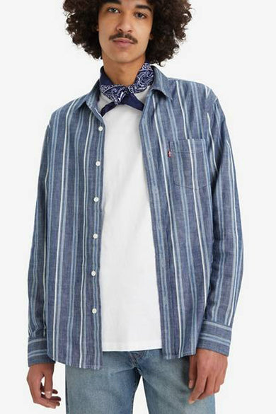 Chemise rayée bleue à longues manches de Levi's®, vue de dos, avec col boutonné et jeans bleu clair.