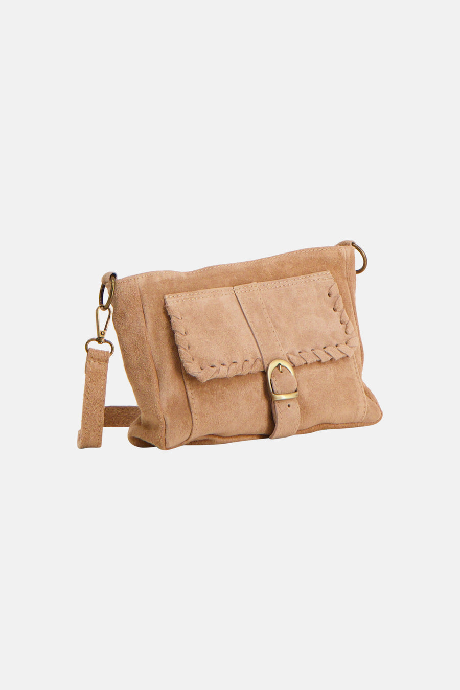 Sac à bandoulière beige en suède d'Access® avec rabat tressé et boucle dorée positionnée en biais.