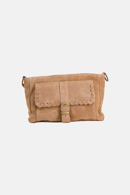 Sac à bandoulière beige en suède d'Access® avec rabat, détails tressés et fermeture à boucle bronze.