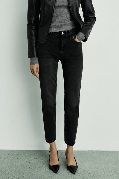 Jean mom marron clair de MANGO, vu de derrière, associé à une chemise grise et des baskets noires.