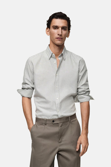 Chemise rayée verte à longues manches de MANGO, portée avec un pantalon kaki.