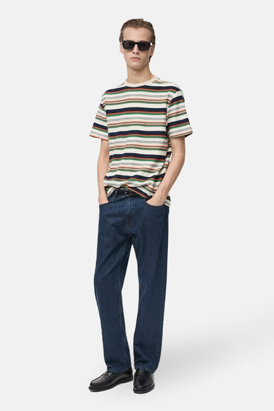 T-shirt multicolore à manches courtes de MANGO, avec des rayures horizontales et porté avec des jeans bleus foncés et des loafers.